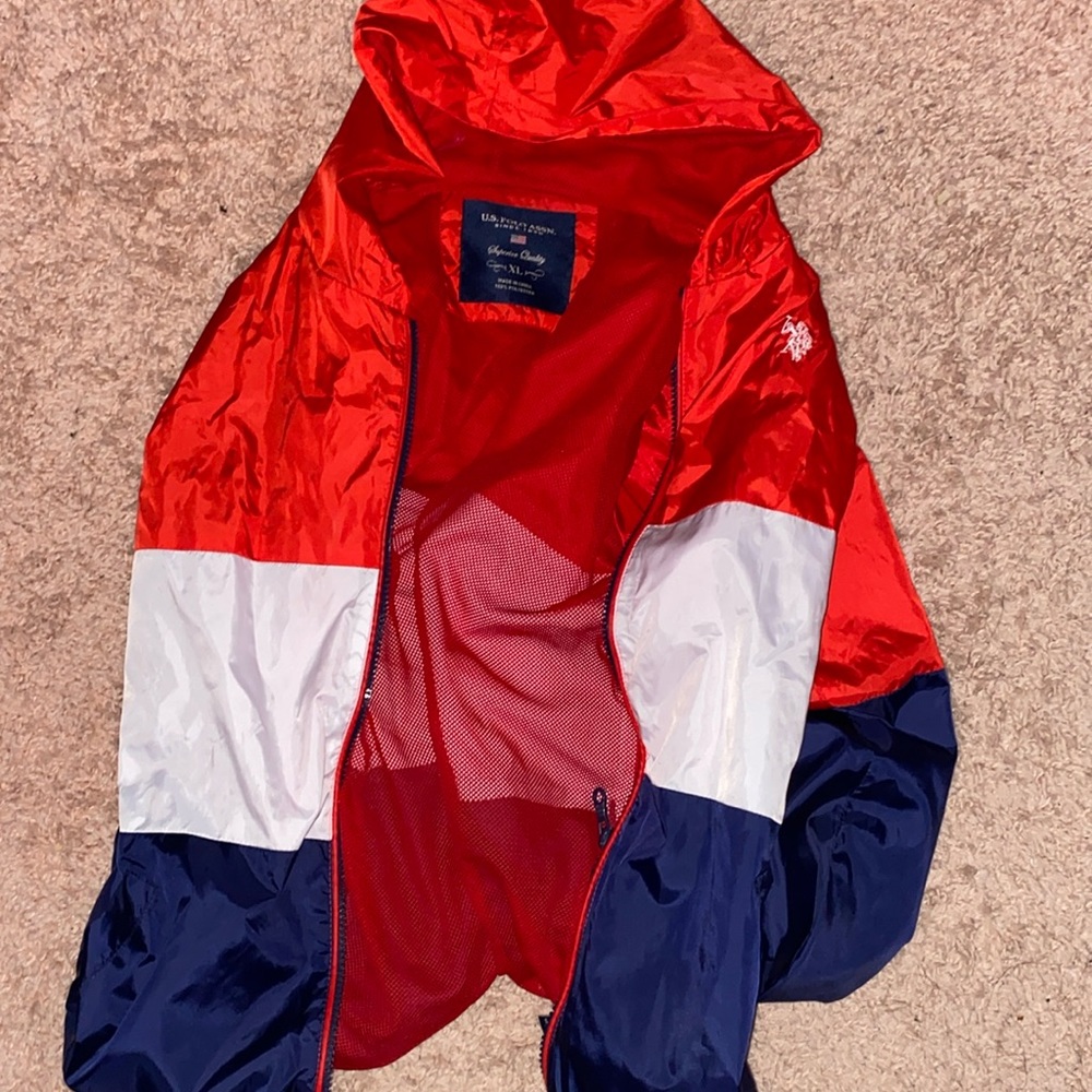 XL but it actually feels like a medium, still New, feels like smooth parachute